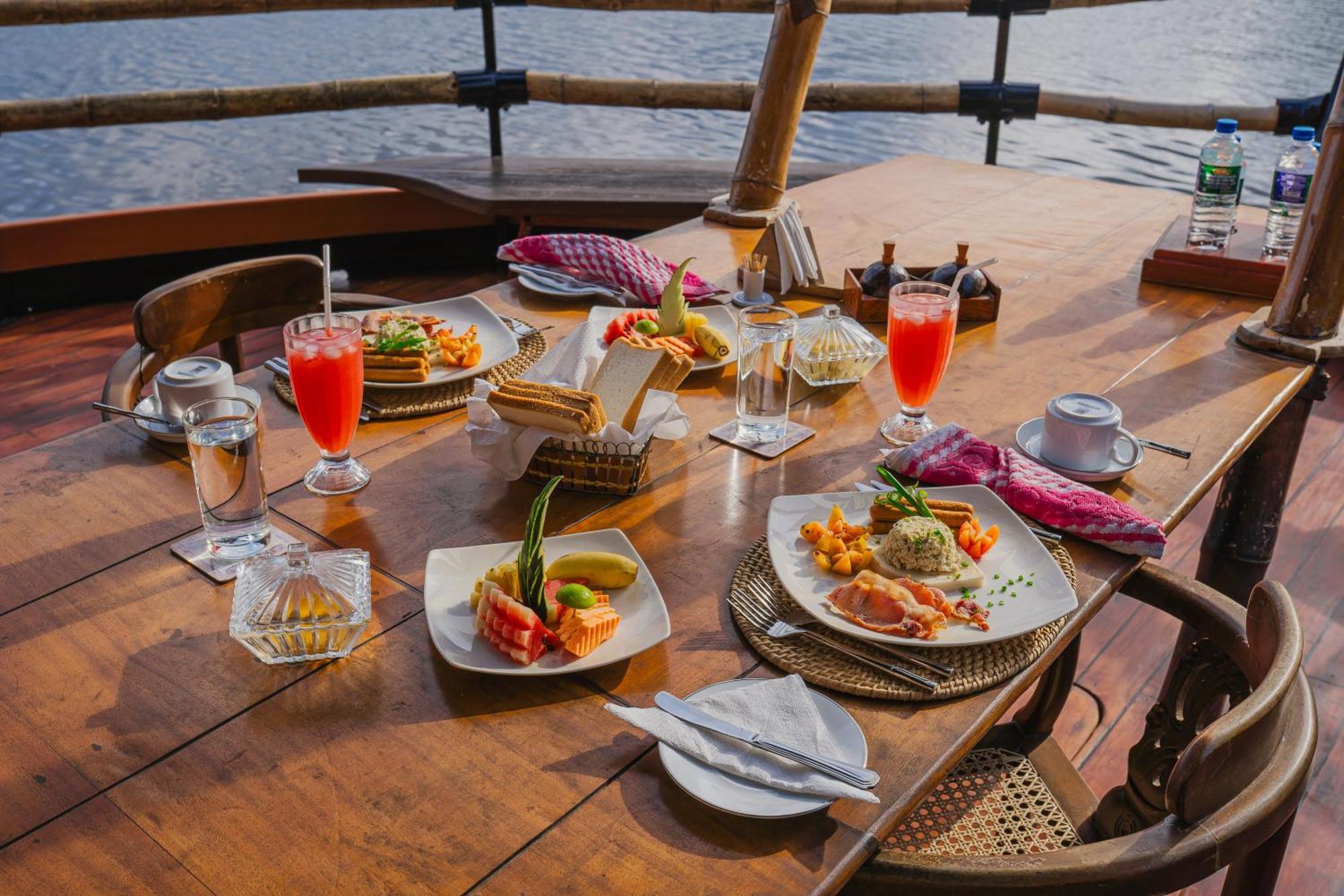 Hotel Yathra Houseboat Bentota Exterior foto